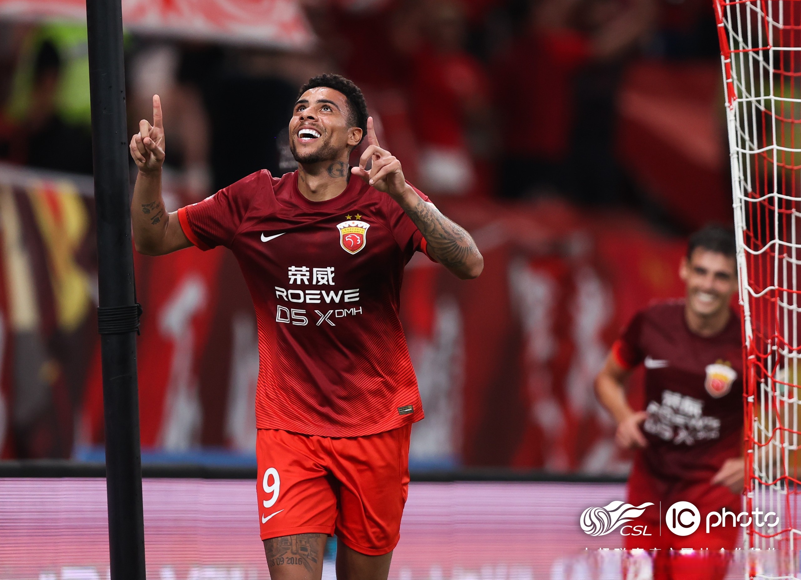 阿贾克斯斩获胜利，成为黑马