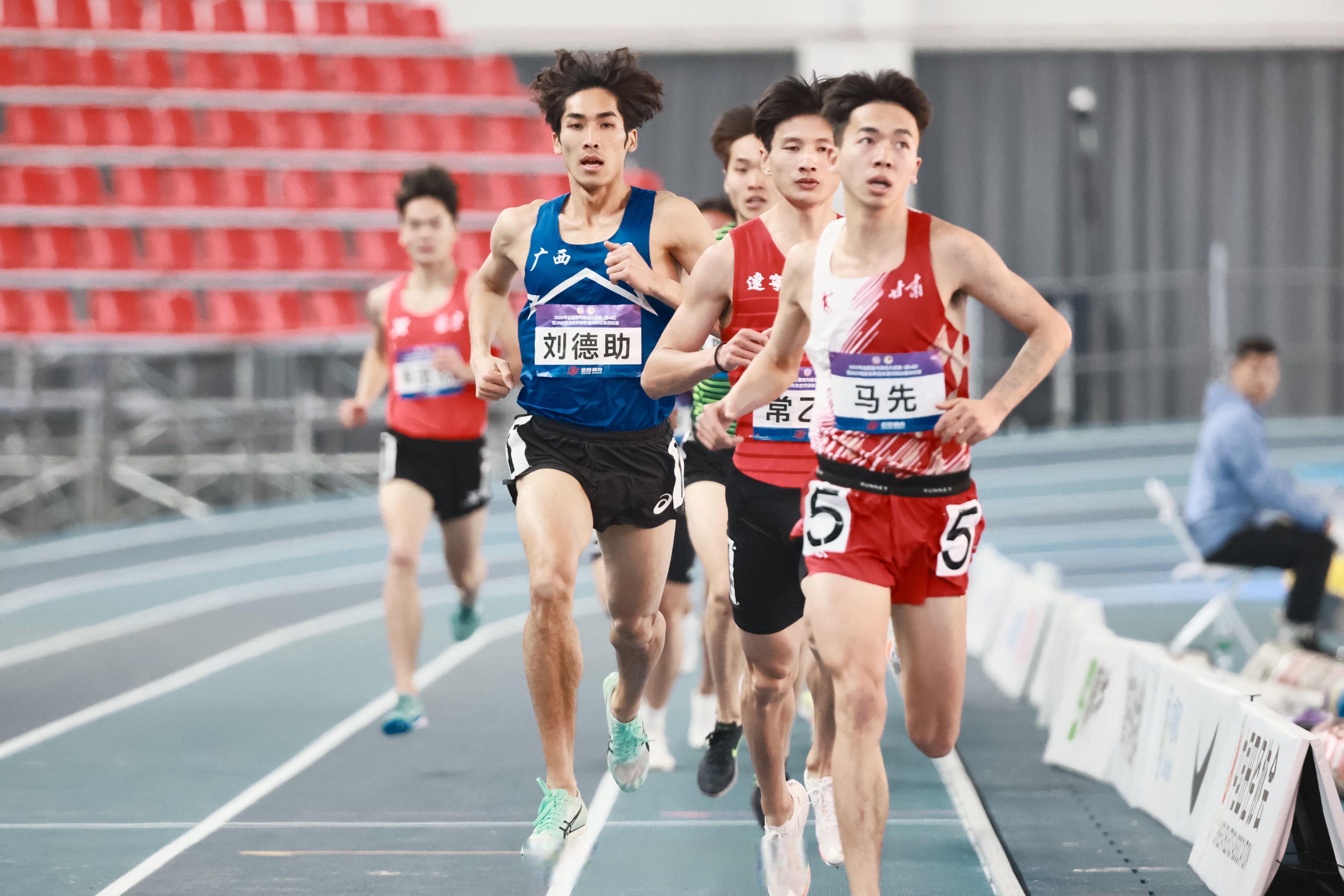 田径男子米决赛惊险上演，风云变幻令人瞩目