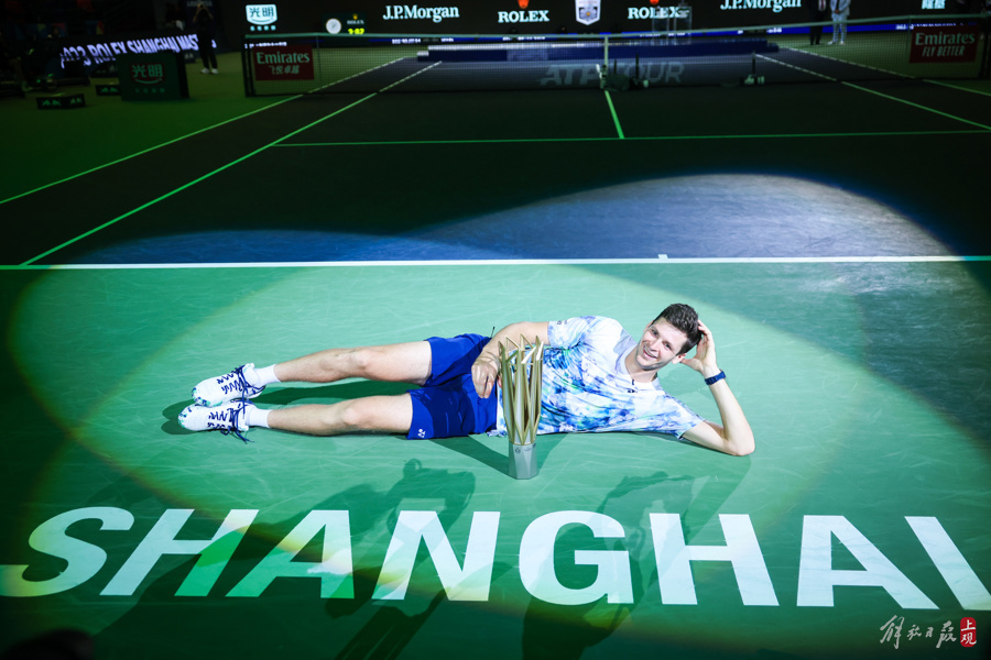 德国网球队完胜西班牙网球队，费德勒制霸全场的简单介绍
