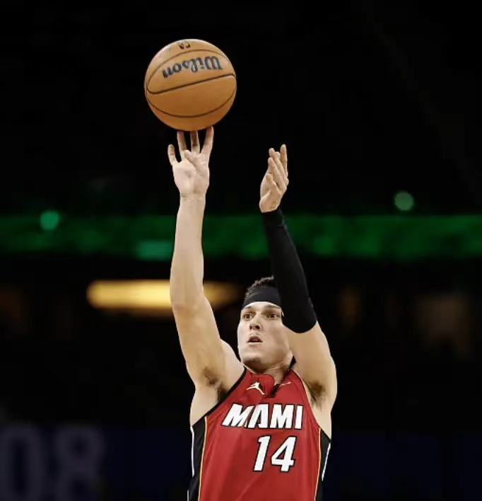 包含曼联逆转马德里竞技，罗德里戈三分雨点燃全场的词条