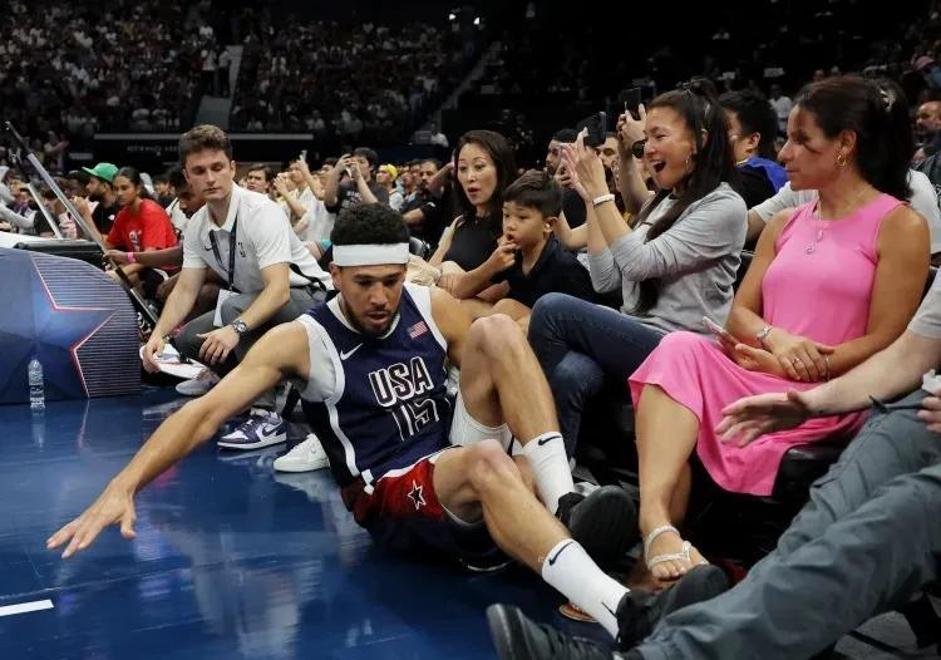 阿根廷男篮鏖战雄鹿B队，布克统治全场的简单介绍